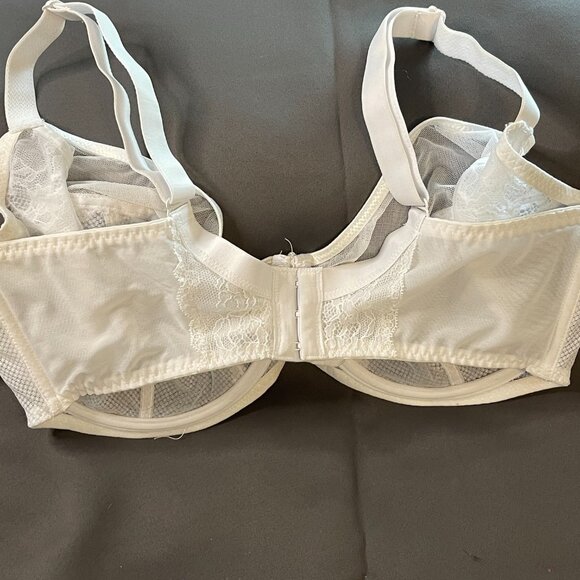 Beautiful white 38I bra - Picture 2 of 4